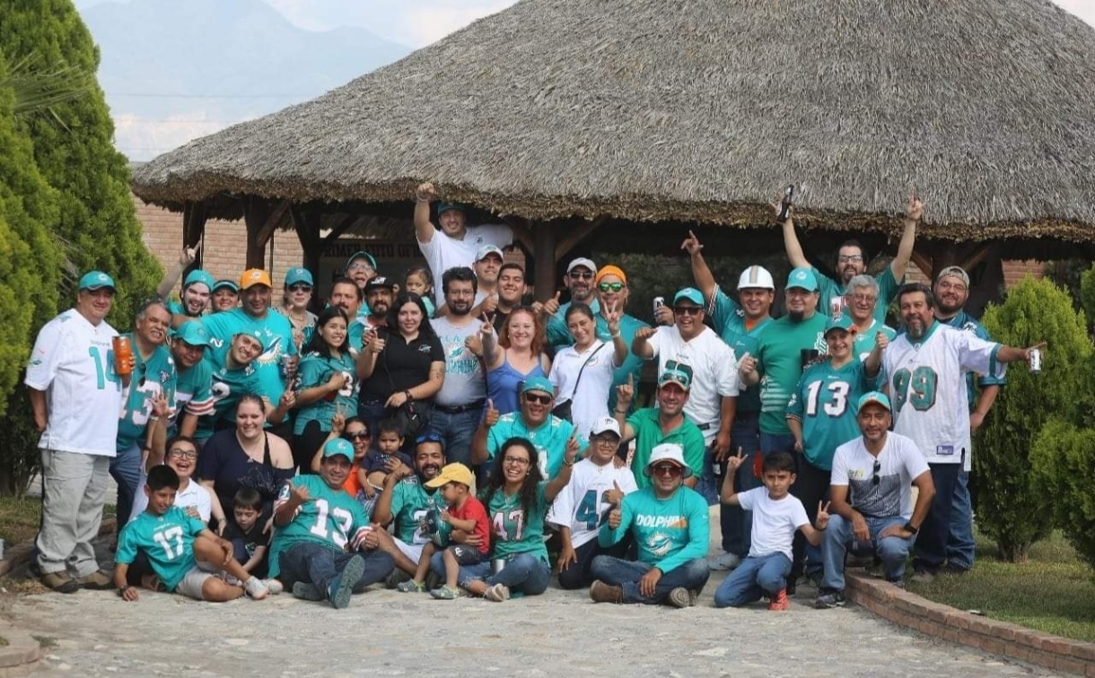 Dolfans Monterrey in front of a tiki hut