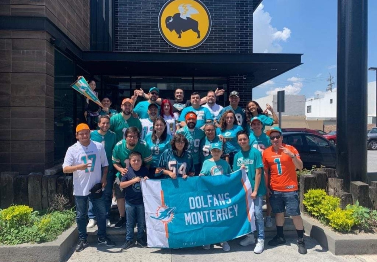 Dolfans Monterrey outside of Buffalo Wild Wings